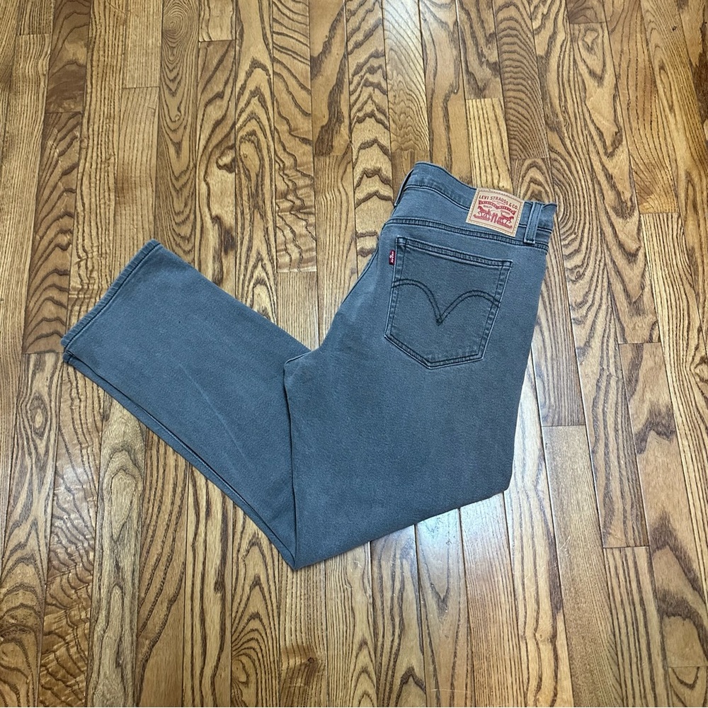 Levi Wedgie Straight Button fly jean. NWOT Size 32x28